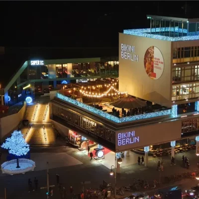 Die Dachterrasse mit den Eisstockbahnen am Spreegold Store im Bikini Berlin.