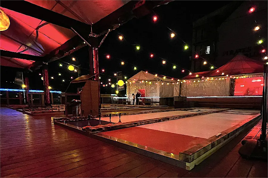 Eisstockbahnen bei Nacht am Pirates Berlin