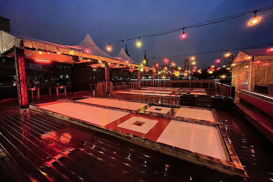 6 Bahnen zum Eisstockschießen an der Oberbaumbrücke