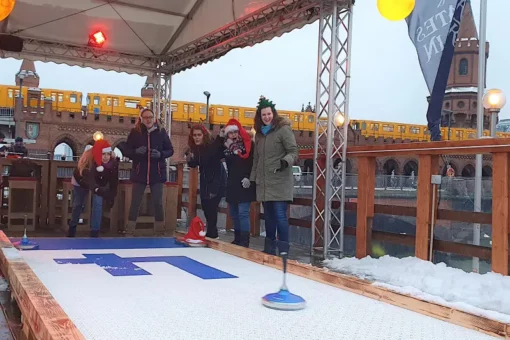 Eisstockschießen am Pirates Berlin Oberbaumbrücke