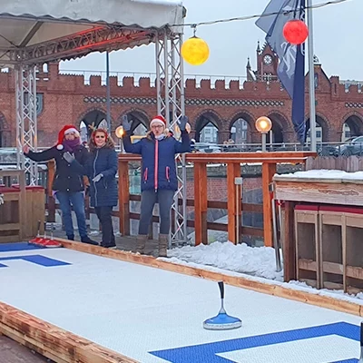 Eisstockschießen am Pirates Berlin (Oberbaumbrücke)