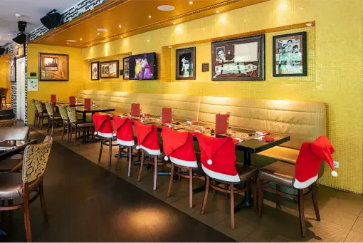 Hard Rock Cafe Berlin mit Weihnachtsdeko