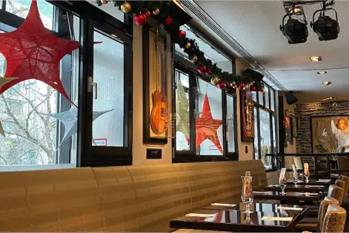 Hard Rock Cafe Berlin mit Weihnachtsdeko
