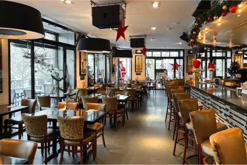 Hard Rock Cafe Berlin Gastraum mit Weihnachtsdeko