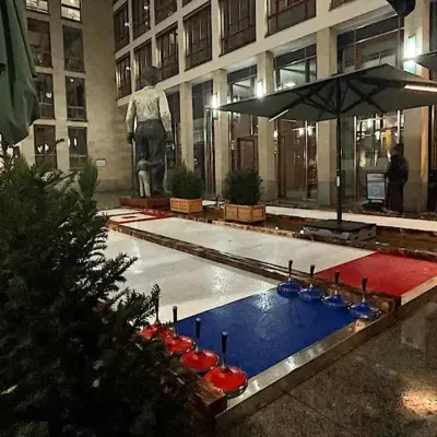 Eisstockbahnen nahe dem Brandenburger Tor