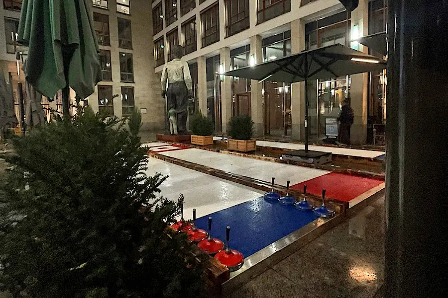 Eisstockbahnen nahe dem Brandenburger Tor