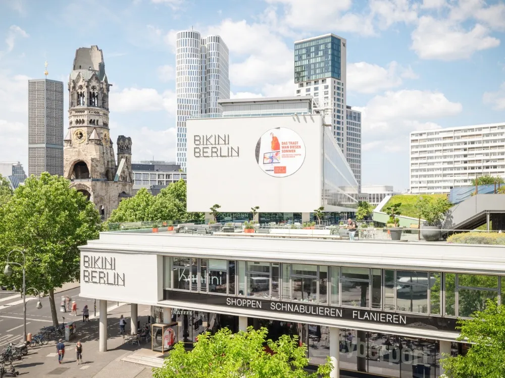 Zwei Eisstockbahnen direkt am Bikini Berlin vor dem L'Osteria Restaurant in der Nähe vom Kurfürstendamm