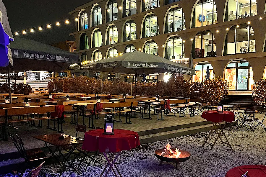 Zwei Eisstockbahnen direkt am Bikini Berlin vor dem L'Osteria Restaurant in der Nähe vom Kurfürstendamm